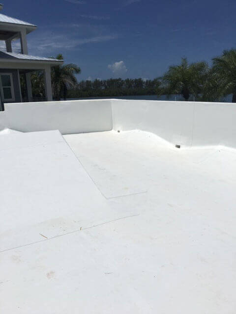 Commercial building with flat roof system